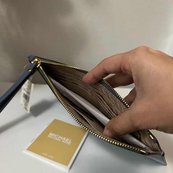 Michael Kors  Jet Set  LG Zip Clutch Wristlet - Picture 8 of 10